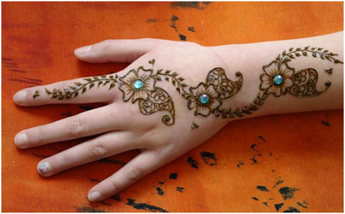 glitters-and-stones-designs-with-mehndi-on-hands-webstudy-pk